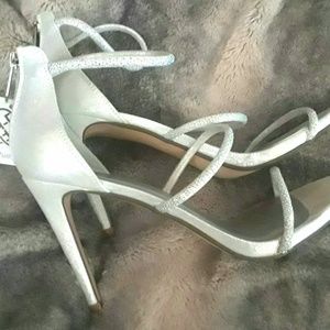 NWT Daisy Fuentes silver pearl heels